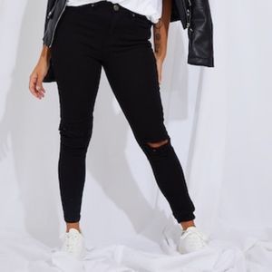 PRETTYLITTLETHING Black Knee Rip Slim Jean Size 6 Petite